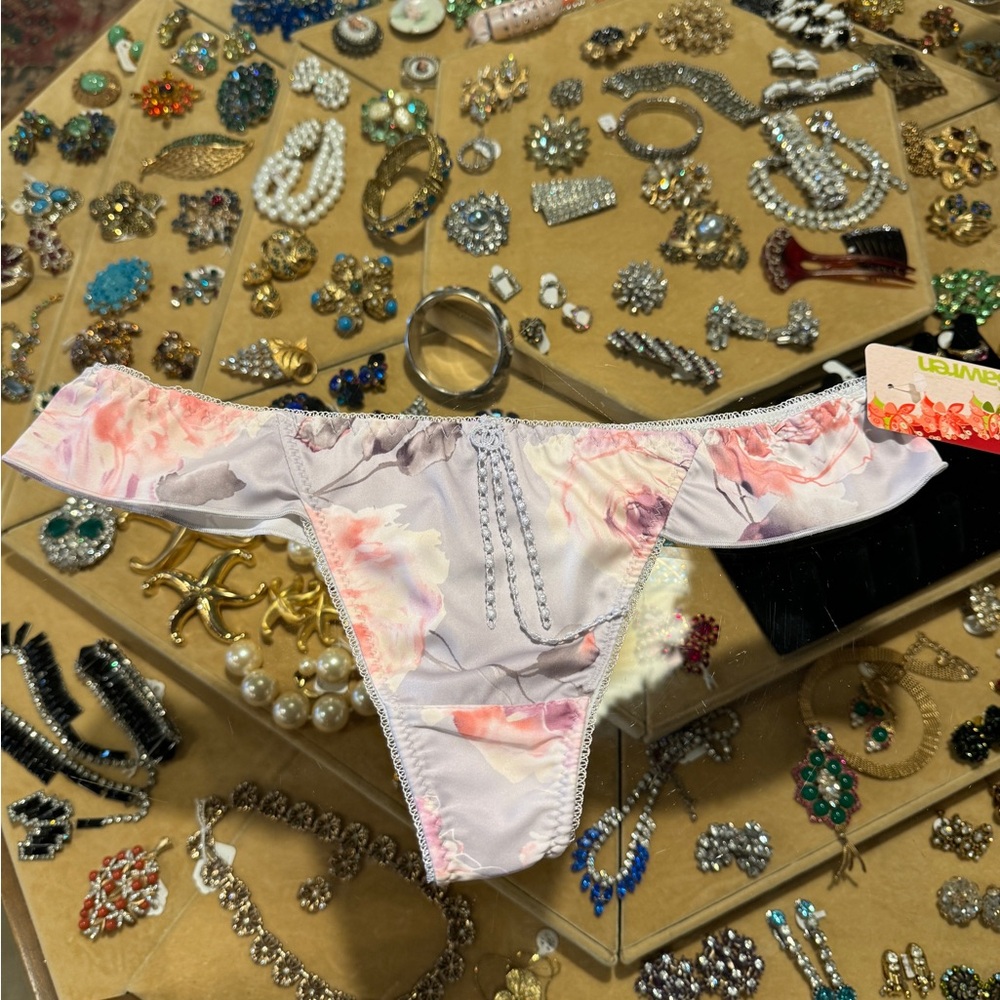 Sawren intimates Essence satin thong with ruffle NWT’s